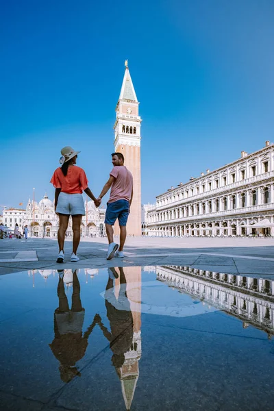 Couple hommes et femmes en voyage à Venise Italie, rues colorées avec canaux Venise — Photo