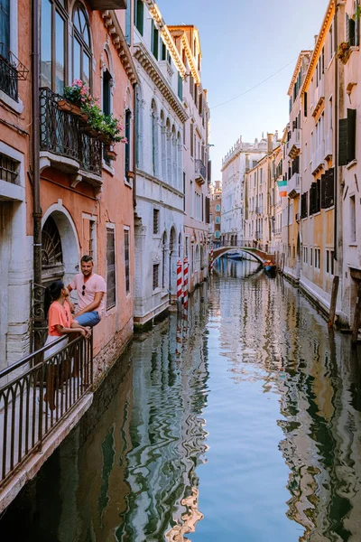 Coppia di uomini e donne in viaggio a Venezia, strade colorate con canali Venezia — Foto Stock