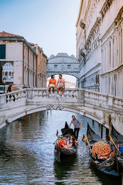 Benátky Itálie červen 2020, Krásná benátská ulice v letním dni, Itálie Benátky s gondolou — Stock fotografie