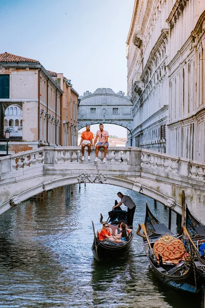 Venezia Giugno 2020, Bella strada veneziana nella giornata estiva, Italia Venezia con gondola — Foto Stock