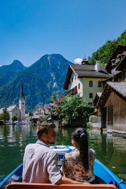 çift Avusturya 'daki Hallstatter Gölü' ndeki Hallstatt köyünü ziyaret etti.
