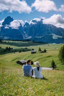 İtalya 'nın Dolomites bölgesinde Santa Magdalena Köyü' nde tatil yapan çift Val Di Funes İtalyan Dolomitleri
