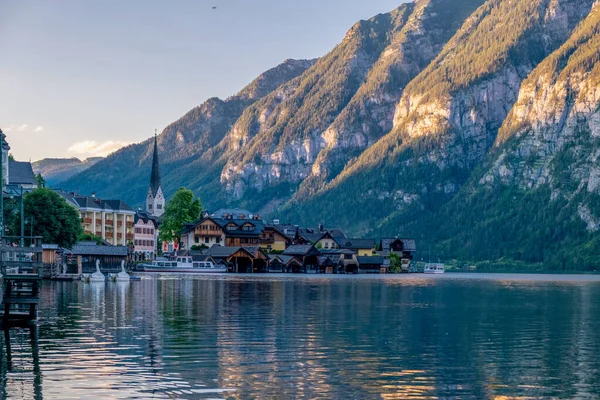 Hallstatt village on Hallstatter lake in Austrian Alps Austria — Stock Photo, Image