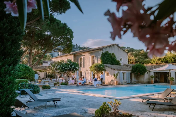 Готель "Прованс" (Франція) під час заходу сонця з басейном — стокове фото