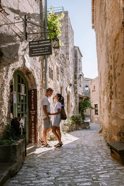 Les Baux de Provence Fransa Haziran 2020 'de, Provence' deki Les Baux de Provence köyünde tarihi bir kasaba köyü inşa edildi. Fransa, Avrupa — Stok fotoğraf