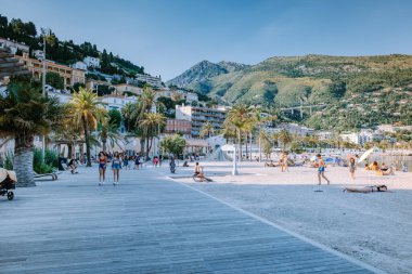 Menton France, Cote d Azur June 2020, liman sahilinde sıcak bir yaz günü ve Menton, Provence-Alpes-Cote dAzur, Fransa