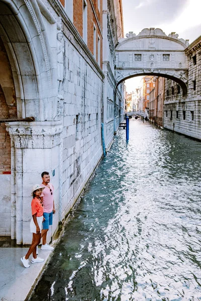 Coppia di uomini e donne in viaggio a Venezia, strade colorate con canali Venezia — Foto Stock