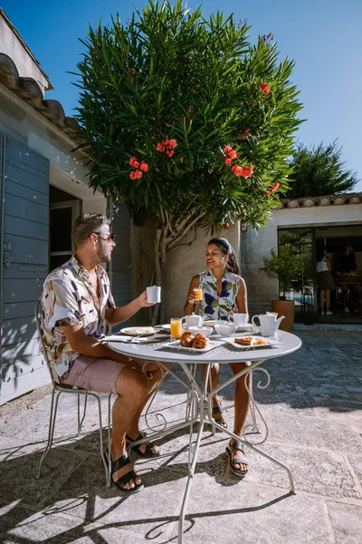 Petit déjeuner au bord de la piscine d'un hôtel de luxe en Provence France — Photo