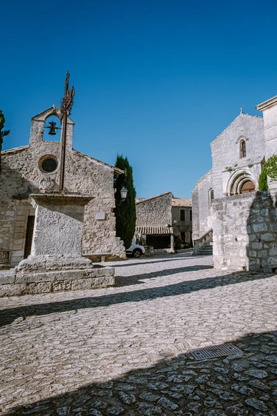 Les Baux de Provence France, old historic village build on a hill in the Provence, Les Baux de Provence village on the rock formation and its castle. Франция, Европа — стоковое фото