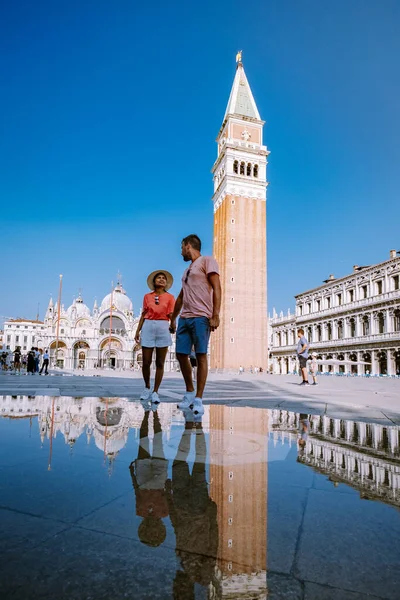 Coppia di uomini e donne in viaggio a Venezia, strade colorate con canali Venezia — Foto Stock