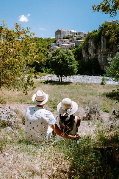 Pareja visita Ardeche Francia, vista del pueblo de Balazuc en Ardeche. Francia — Foto de Stock