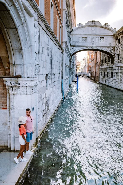 Coppia di uomini e donne in viaggio a Venezia, strade colorate con canali Venezia — Foto Stock