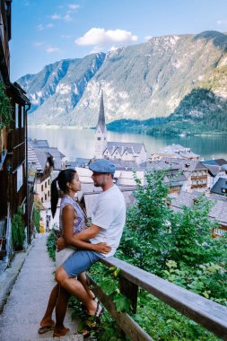 çift Avusturya 'daki Hallstatter Gölü' ndeki Hallstatt köyünü ziyaret etti.