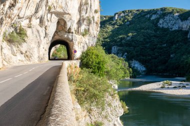 Ardeche France, Fransa 'nın Ardeche kanyonundaki Vallon Pont Darc Narural kemeri manzarası