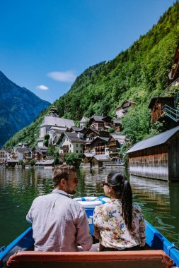 çift Avusturya 'daki Hallstatter Gölü' ndeki Hallstatt köyünü ziyaret etti.