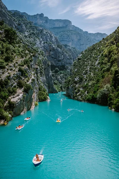 Vista a las rocas acantilados de la garganta del Verdon en el lago de Sainte Croix, Provenza, Francia, cerca de Moustiers Sainte Marie, departamento Alpes de Haute Provence, región Provenza Alpes Cote Azur — Foto de Stock