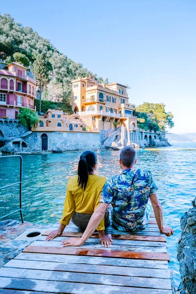 Pareja de vacaciones costa de Liguria Italia, Portofino famosa bahía del pueblo, Italia colorido pueblo costa de Liguria — Foto de Stock