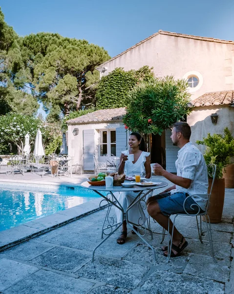 Завтрак у бассейна роскошного отеля в Провансе Франция — стоковое фото
