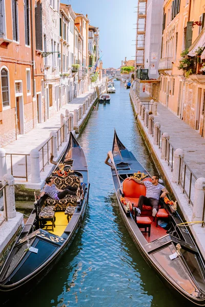 Venezia Giugno 2020, Bella strada veneziana nella giornata estiva, Italia Venezia con gondola — Foto Stock