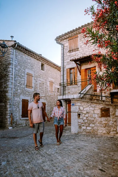 Çiftler, Fransa 'daki Ardeche Nehri' ndeki eski tuğla evleri ve dar sokaklarıyla ortaçağ köyü Ruoms 'u ziyaret ediyor. — Stok fotoğraf
