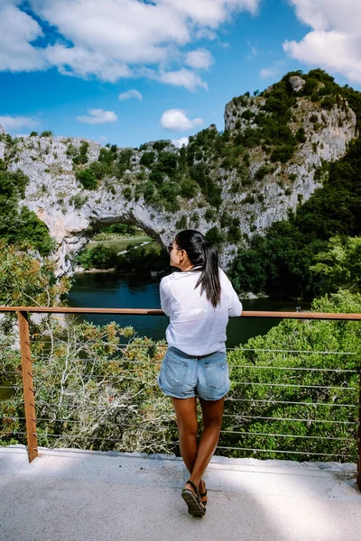 Женщина на отдыхе в Ardeche France Pont d Arc, Ardeche France, вид на Narural arch в Vallon Pont Darc в каньоне Ardeche во Франции — стоковое фото