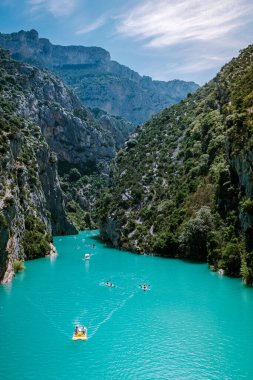 Sainte Croix Gölü, Provence, Fransa 'daki Verdon Gorge kayalıklarına bakın, Moustiers Sainte Marie, Alpes de Haute Provence, bölge Provence Alpes Cote Azur