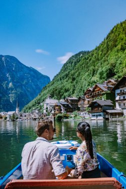 çift Avusturya 'daki Hallstatter Gölü' ndeki Hallstatt köyünü ziyaret etti.