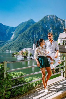 çift Avusturya 'daki Hallstatter Gölü' ndeki Hallstatt köyünü ziyaret etti.