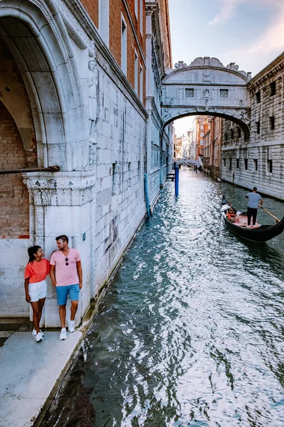 Venezia Giugno 2020, Bella strada veneziana nella giornata estiva, Italia Venezia con gondola — Foto Stock