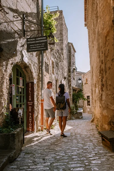 Les Baux de Provence Francia junio 2020, antiguo pueblo histórico construido en una colina en la Provenza, Les Baux de Provence pueblo en la formación de rocas y su castillo. Francia, Europa — Foto de Stock