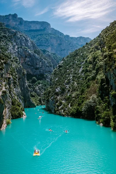 Vista a las rocas acantilados de la garganta del Verdon en el lago de Sainte Croix, Provenza, Francia, cerca de Moustiers Sainte Marie, departamento Alpes de Haute Provence, región Provenza Alpes Cote Azur — Foto de Stock