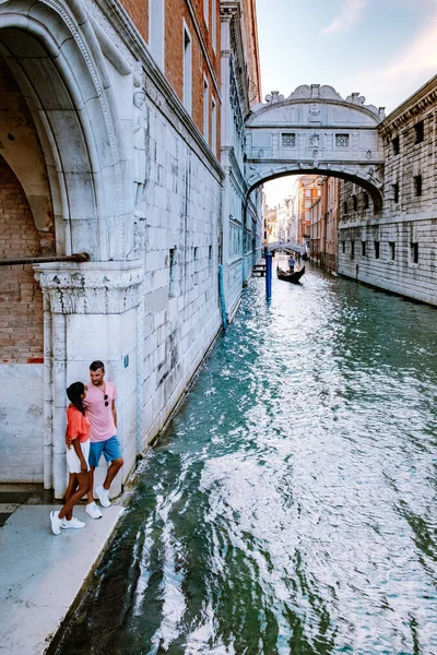 Coppia di uomini e donne in viaggio a Venezia, strade colorate con canali Venezia — Foto Stock