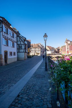 Colmar, Alsace, Fransa. Petite Venice, su kanalı ve geleneksel yarım keresteli evler. Colmar Fransa 'nın Alsace şehrinde hoş bir kasabadır. Renkli romantik şehrin güzel manzarası Colmar, Fransa, Alsace