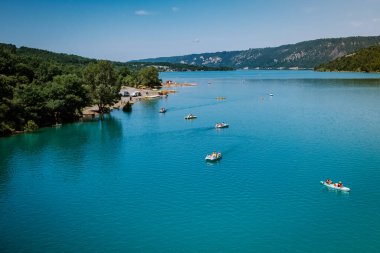 Sainte Croix Gölü, Provence, Fransa 'daki Verdon Gorge kayalıklarına bakın, Moustiers Sainte Marie, Alpes de Haute Provence, bölge Provence Alpes Cote Azur