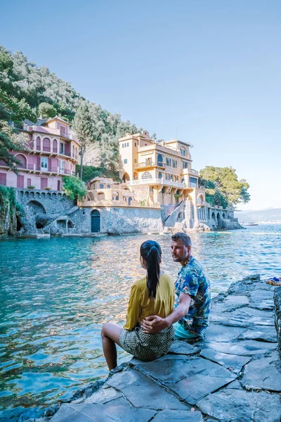 Pareja de vacaciones costa de Liguria Italia, Portofino famosa bahía del pueblo, Italia colorido pueblo costa de Liguria — Foto de Stock