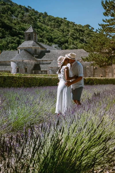 Пара посетить старый город Горд Прованс, Цветущие фиолетовые поля лаванды в монастыре Сенанке, Прованс, Южная Франция — стоковое фото