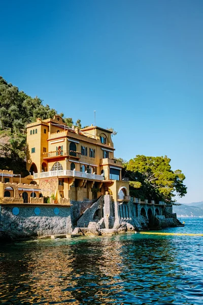Vacaciones costa de Liguria Italia, Portofino famosa bahía del pueblo, Italia colorido pueblo costa de Liguria — Foto de Stock