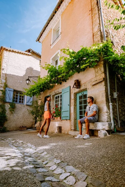 Moustiers-Sainte-Marie Köyü, Provence, Fransa Haziran 2020, çift Provence 'i ziyaret etti. — Stok fotoğraf