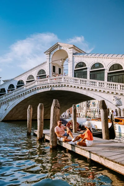 Coppia di uomini e donne in viaggio a Venezia, strade colorate con canali Venezia — Foto Stock