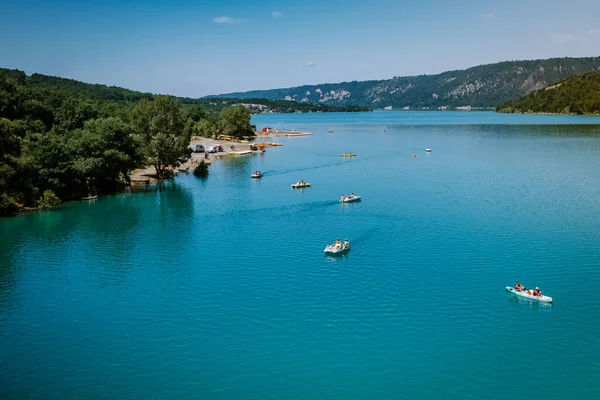 Sainte Croix Gölü, Provence, Fransa 'daki Verdon Gorge kayalıklarına bakın, Moustiers Sainte Marie, Alpes de Haute Provence, bölge Provence Alpes Cote Azur