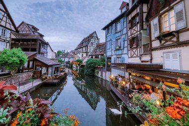 Colmar, Alsace, Fransa. Petite Venice, su kanalı ve geleneksel yarım keresteli evler. Colmar Fransa 'nın Alsace şehrinde hoş bir kasabadır. Renkli romantik şehrin güzel manzarası Colmar, Fransa, Alsace