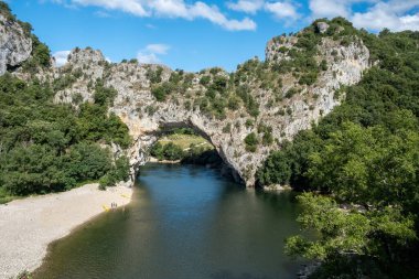 Ardeche France, Fransa 'nın Ardeche kanyonundaki Vallon Pont Darc Narural kemeri manzarası