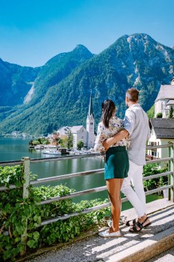 çift Avusturya 'daki Hallstatter Gölü' ndeki Hallstatt köyünü ziyaret etti.