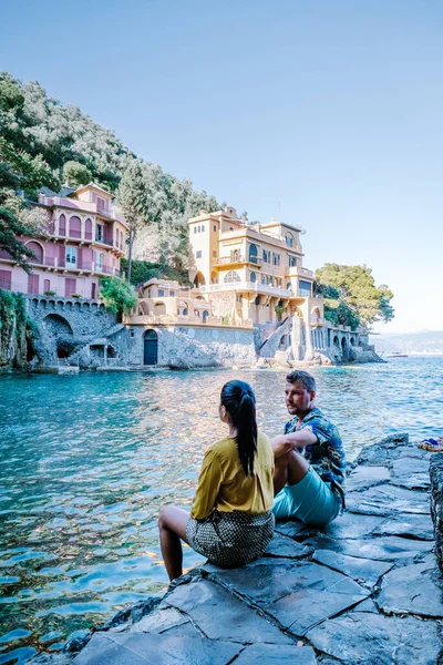 Pareja de vacaciones costa de Liguria Italia, Portofino famosa bahía del pueblo, Italia colorido pueblo costa de Liguria — Foto de Stock