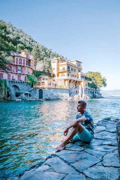 Chico de vacaciones costa de Liguria Italia, Portofino famosa bahía del pueblo, Italia colorido pueblo costa de Liguria — Foto de Stock