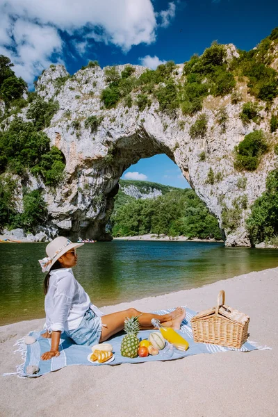 Vrouw op vakantie in de Ardeche Frankrijk Pont d Arc, Ardeche Frankrijk, uitzicht op Narural arch in Vallon Pont Darc in Ardeche canyon in Frankrijk — Stockfoto