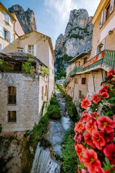 The Village of Moustiers-Sainte-Marie, Provenza, Francia junio 2020 —  Fotos de Stock