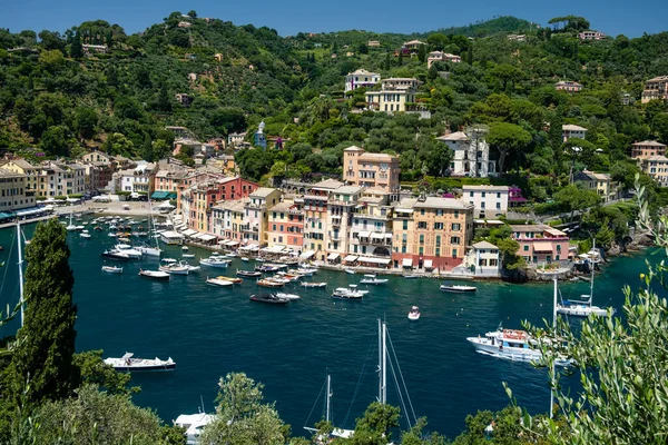 Portofino beroemde baai van het dorp, Italië kleurrijk dorp Ligurische kust — Stockfoto