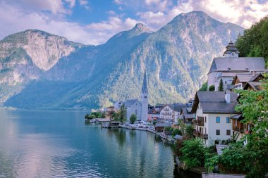 Avusturya Alpleri 'ndeki Hallstatter Gölü' ndeki Hallstatt Köyü