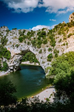 Ardeche France, Fransa 'nın Ardeche kanyonundaki Vallon Pont Darc Narural kemeri manzarası